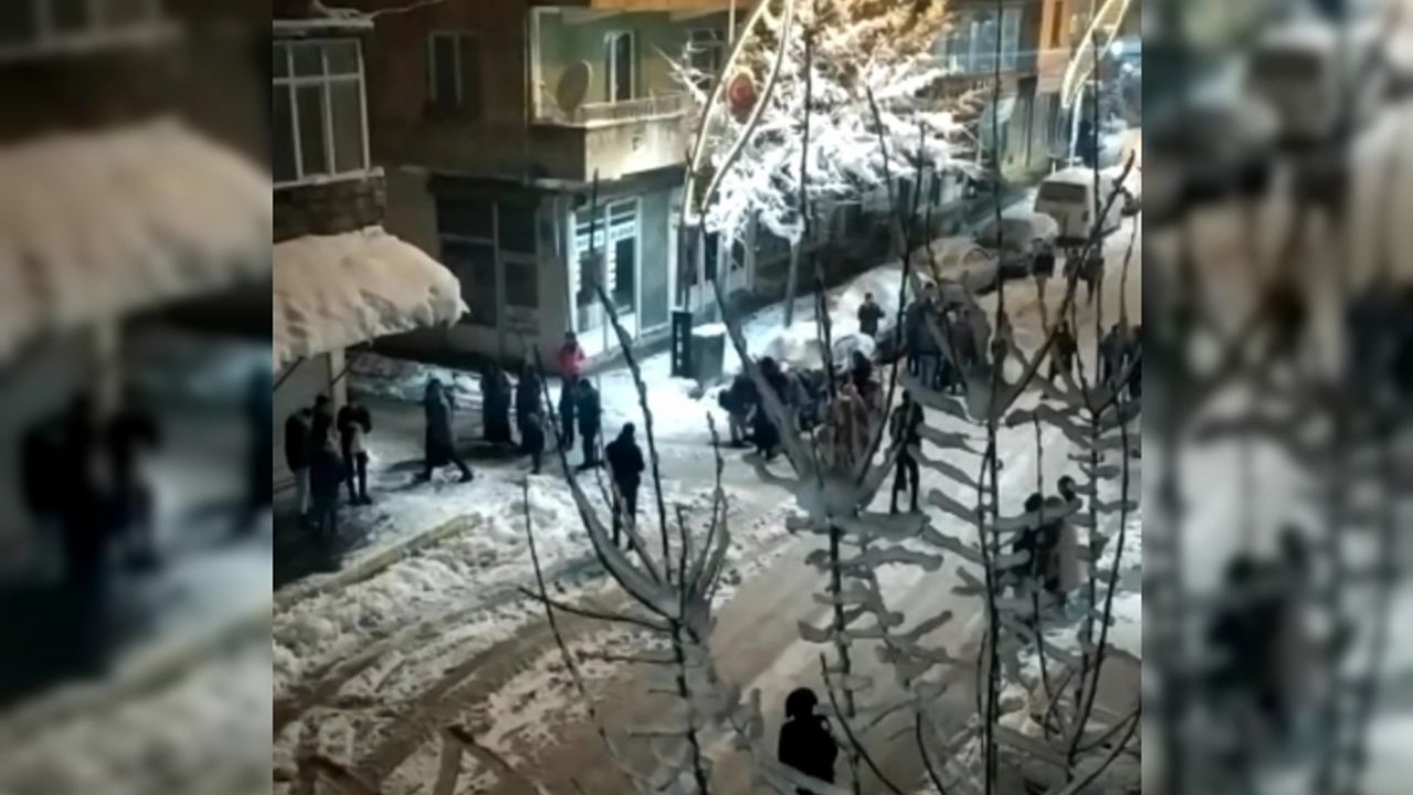 Bahçesaray'daki deprem Çataklıları sokağa çıkardı