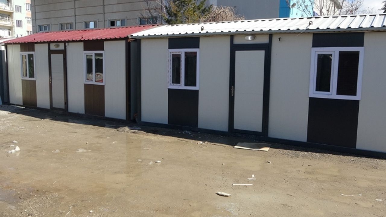 Deprem bölgesinde fiyatları 65 ila 130 bin TL arasında değişen konteyner evler yok satıyor