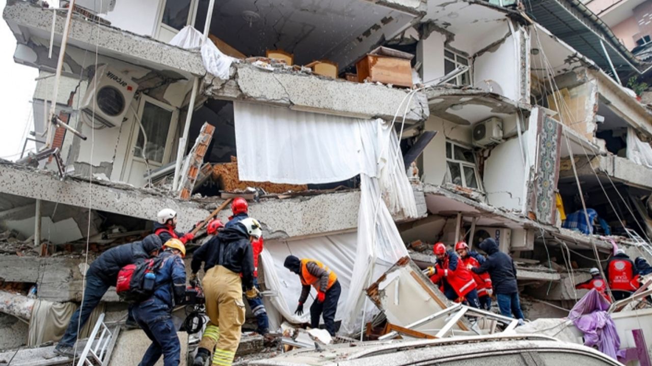 Deprem bölgesinde vefat eden 43 Vanlı toprağa verildi