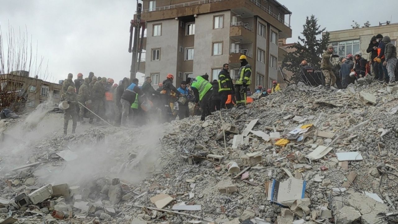 Deprem soruşturmasında gözaltı kararı verilen 14 kişiden 3'ü enkaz altında kalarak öldü