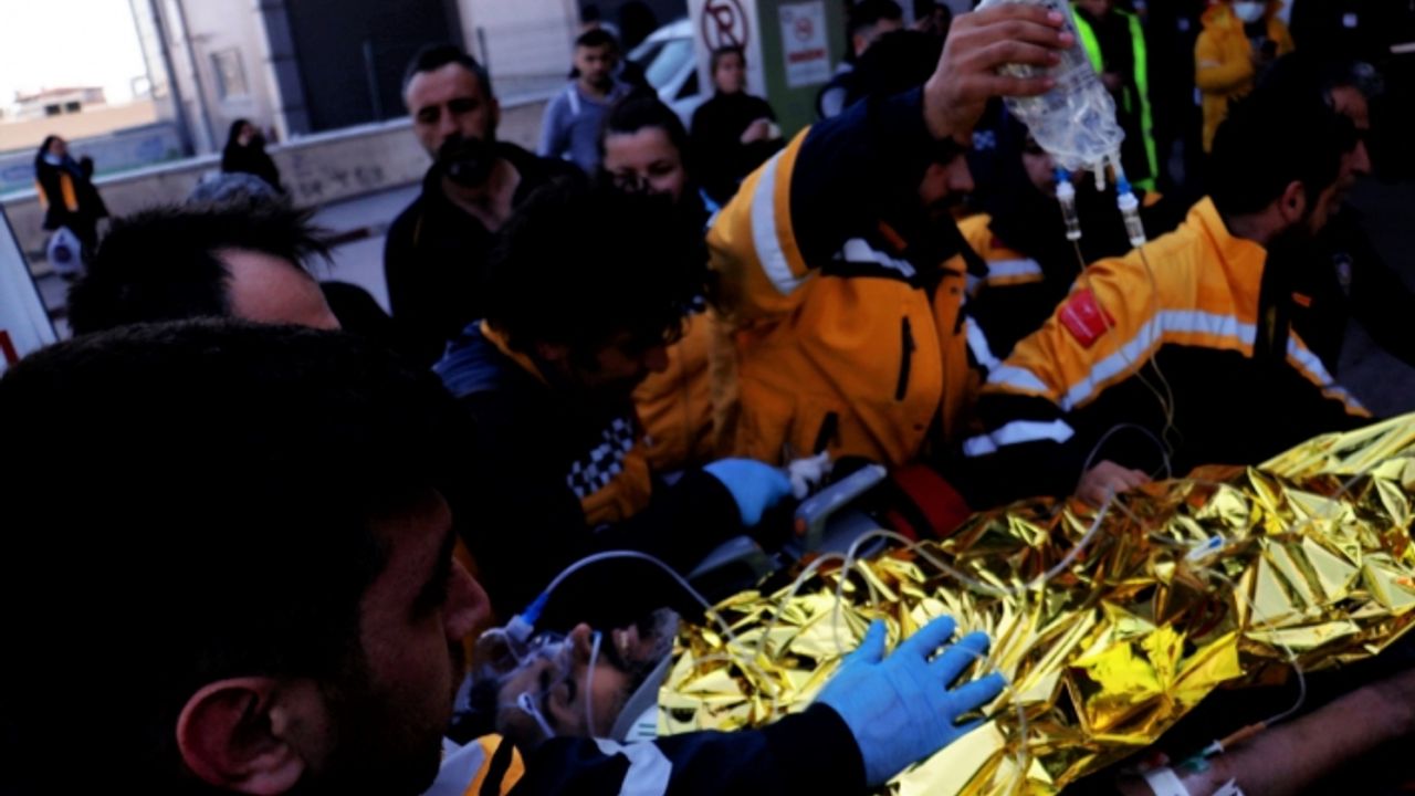 Depremin 296. saatinde enkaz altında ilk temas