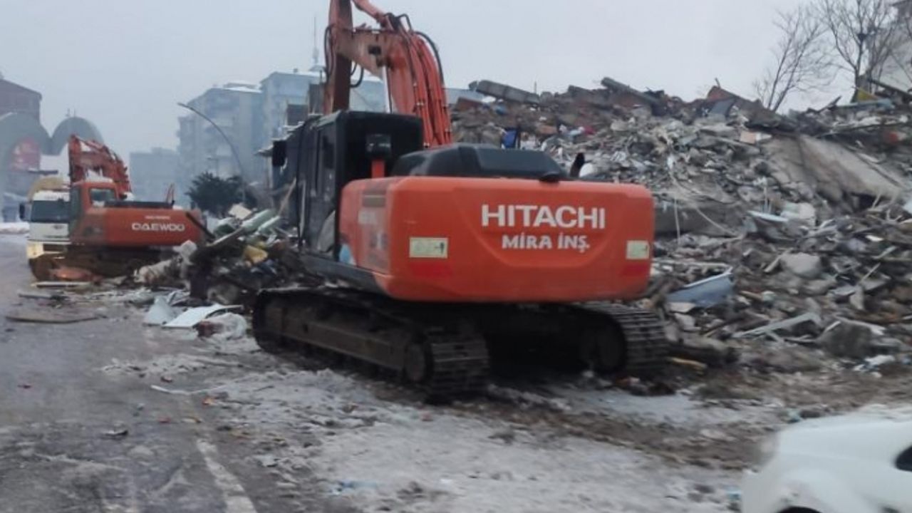 Enkaz altında kalan vatandaş ayağı kesilerek kurtarılabildi