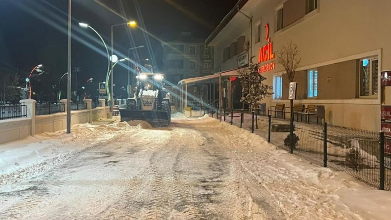 Muradiye’de karla mücadele çalışması aralıksız sürüyor