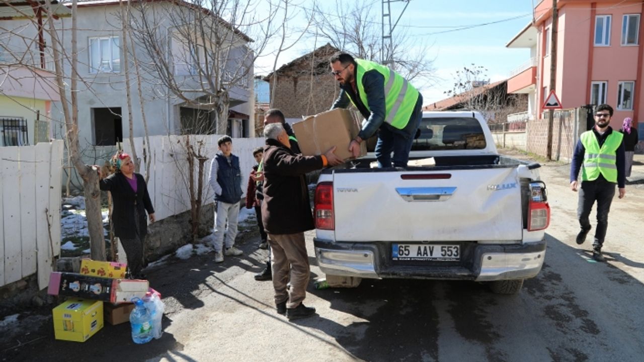 Van Büyükşehir, var gücüyle deprem bölgesinde…