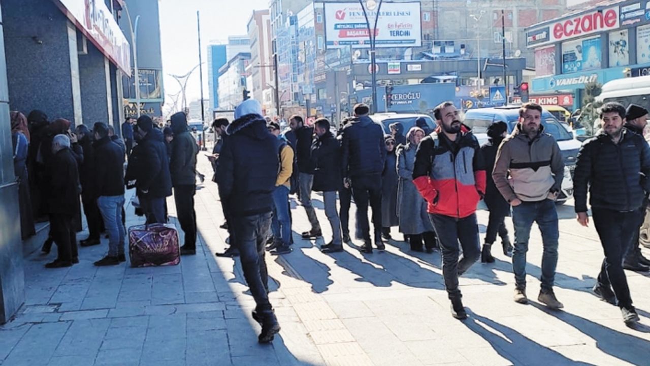 Van'da ATM kuyruğu işgali sürüyor