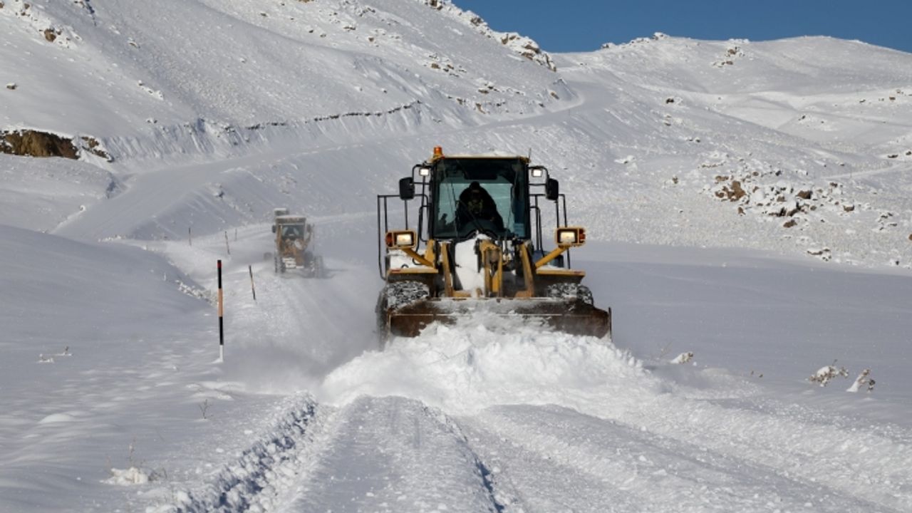 Van'da kapalı yolları ulaşıma açma çalışmaları sürüyor