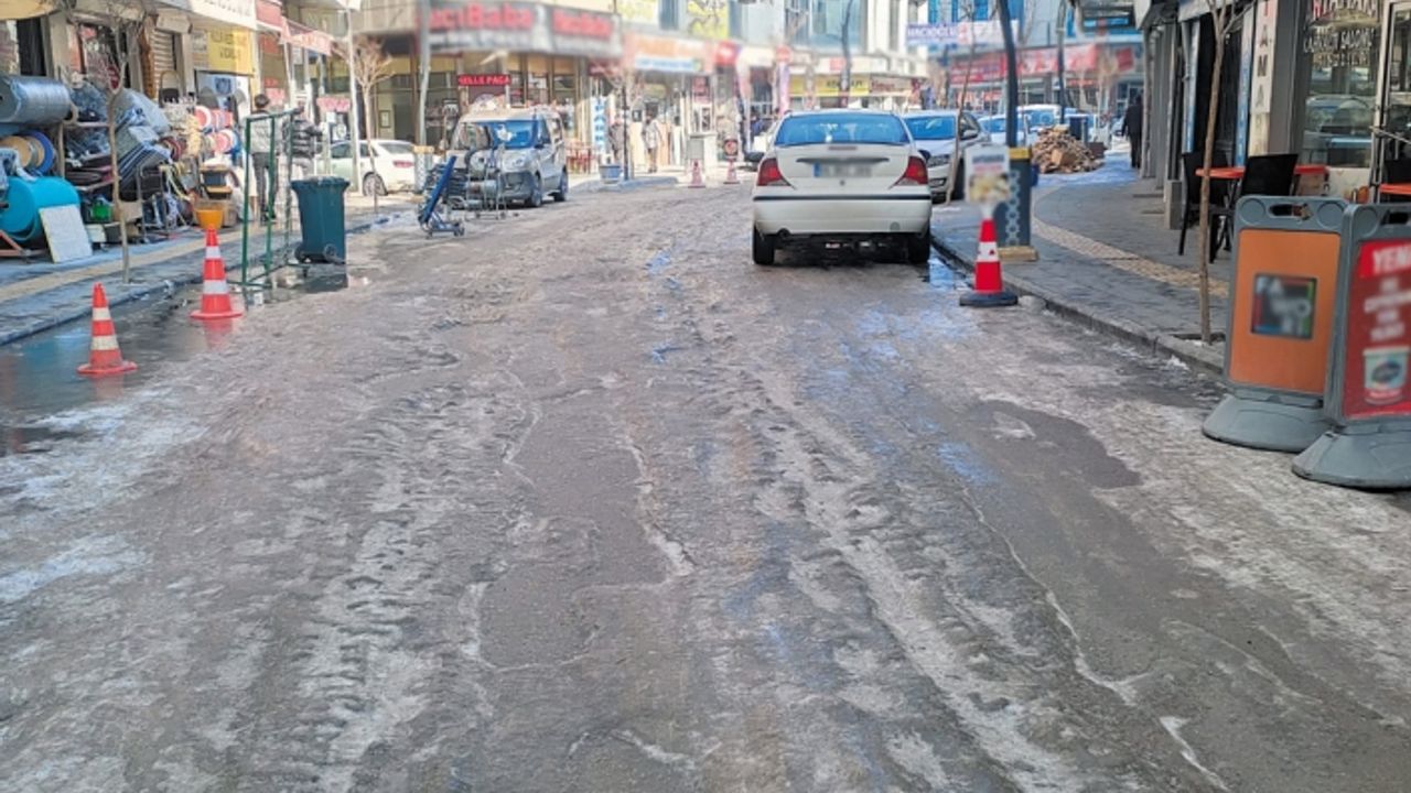 Van'da yollar ve kaldırımlar buz pistine döndü