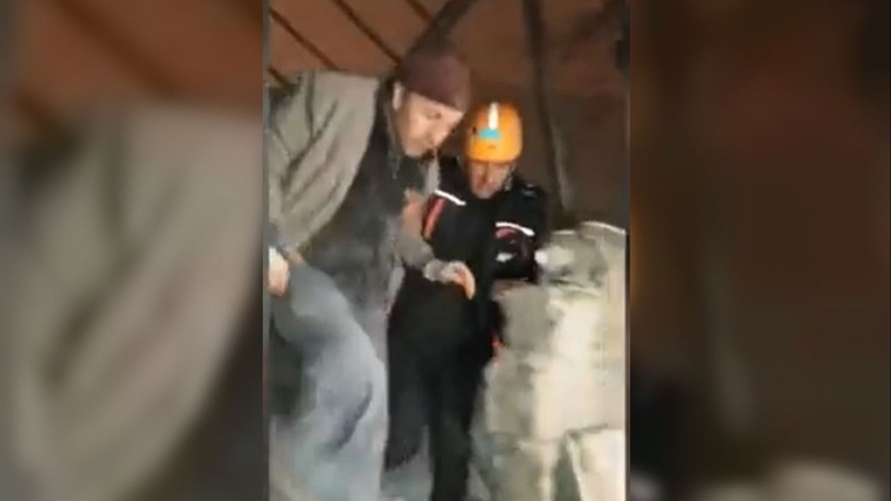 Van ekibi deprem enkazından 1 kişiyi sağ olarak çıkardı