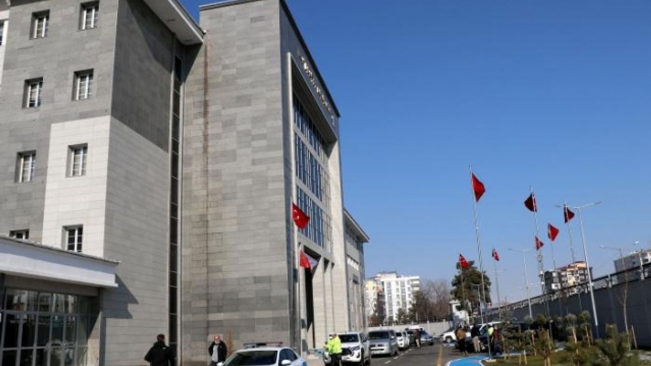 Van Emniyet Müdürlüğü'nden deprem bölgesine 41 personel gönderildi