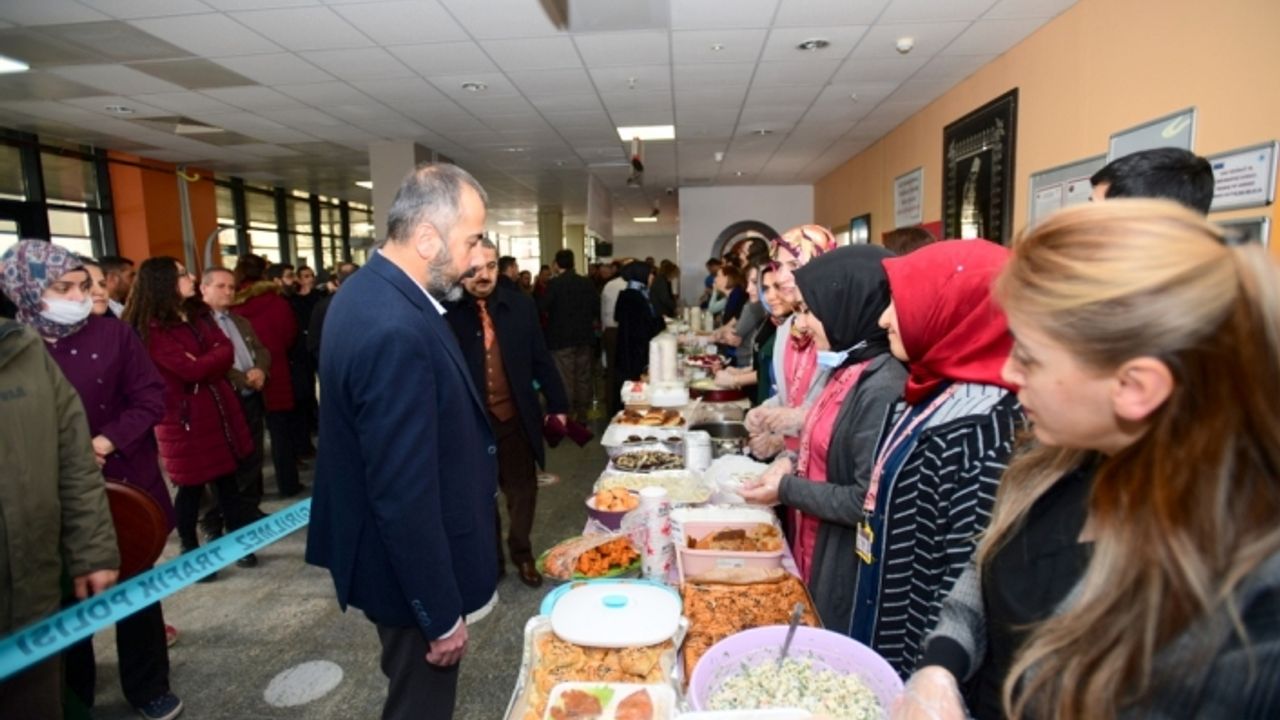 Van YYÜ’de depremzedeler için kermes düzenlendi