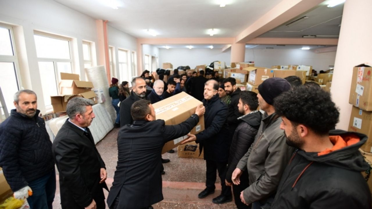 Van YYÜ’de toplanan yardım malzemeleri deprem bölgesine gönderildi