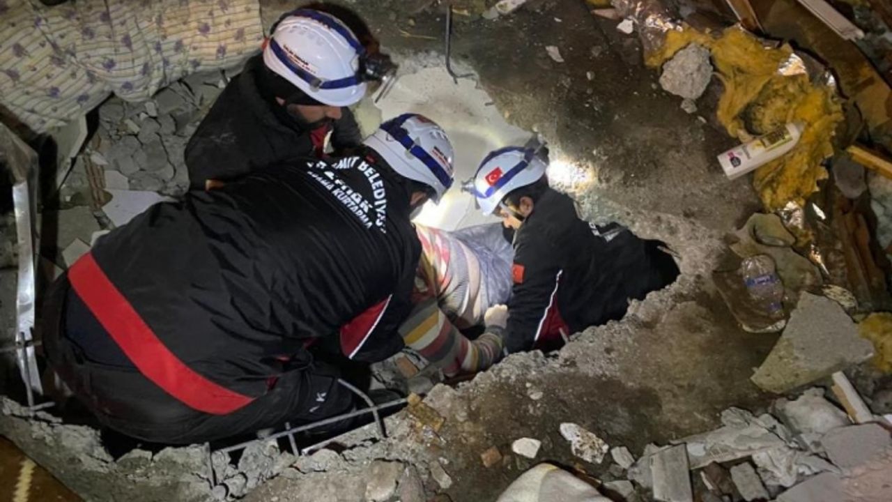 Van’dan giden ekip 2 kişiyi enkazdan sağ çıkarttı