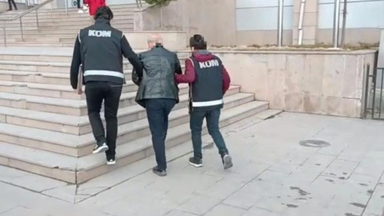 Depremde sitesi yıkılan müteahhit İran’a kaçarken Van'da yakalandı