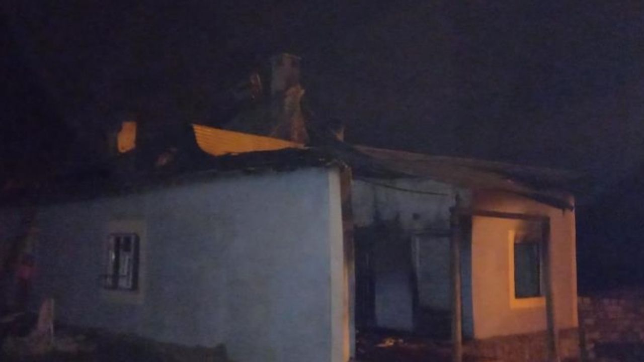 Gürpınar’da alevlere teslim olan ev kullanılamaz hale geldi