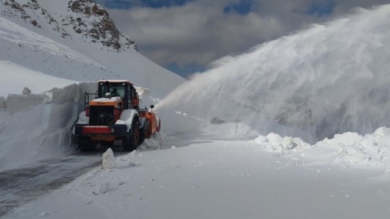 Van-Bahçesaray yolu 42 gün sonra ulaşıma açıldı