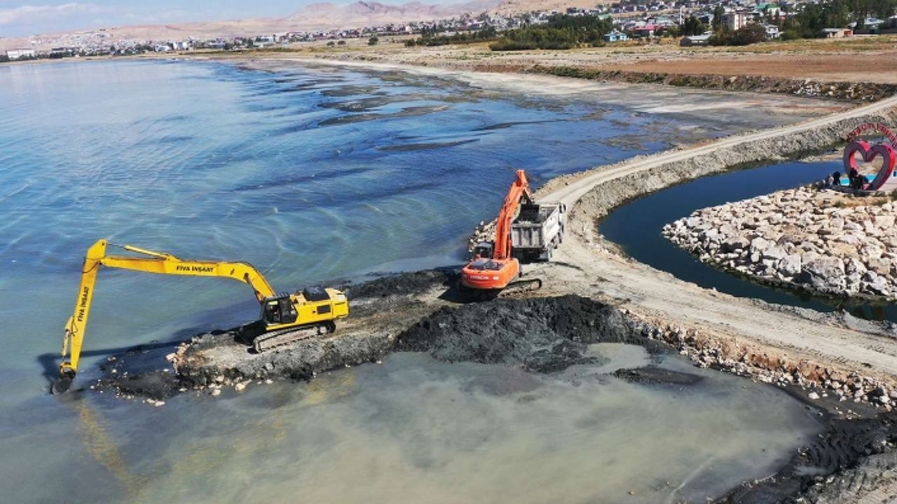 Van Büyükşehir, Van Gölü dip çamuru temizleme hizmeti alacak