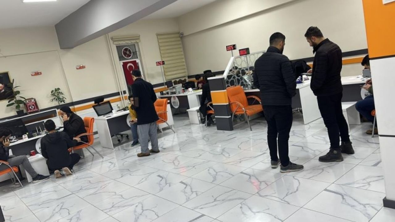 Van'da vatandaşlar nüfus müdürlüklerine akın etti