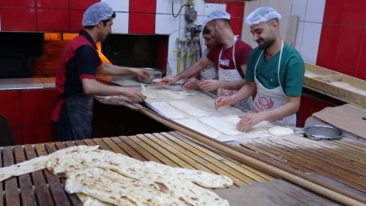 Van'daki fırıncıdan depremzedelere ücretsiz ekmek