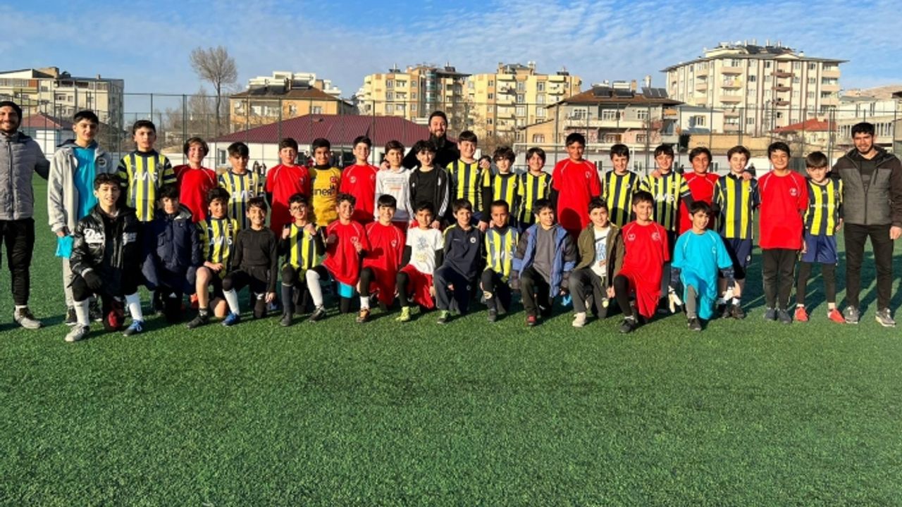 Van Fenerbahçe Futbol Okulu'ndan depremzede çocuklara destek