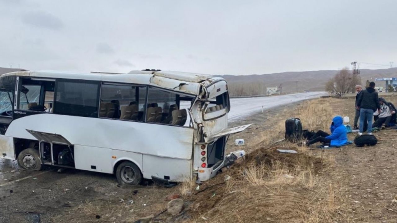 Van’da sporcuları taşıyan midibüs devrildi: Çok sayıda yaralı var