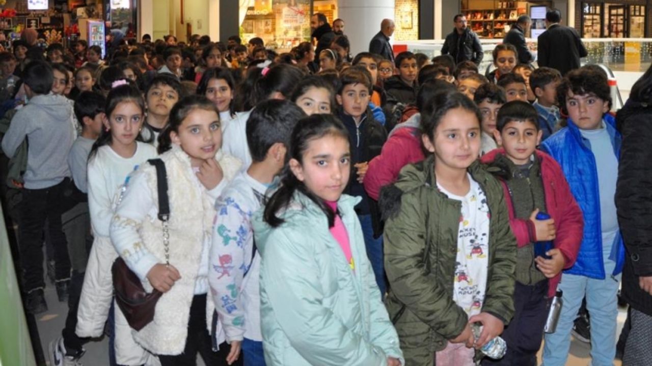 Van’daki depremzede çocuklar için sinema etkinliği