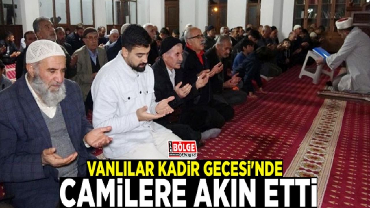 Vanlılar Kadir Gecesi'nde camilere akın etti
