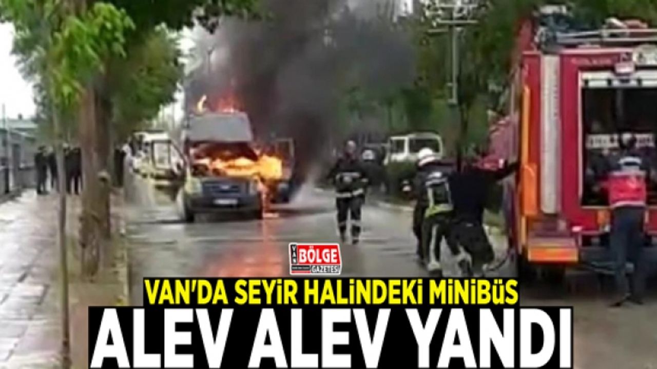 Van'da seyir halindeki minibüs alev alev yandı