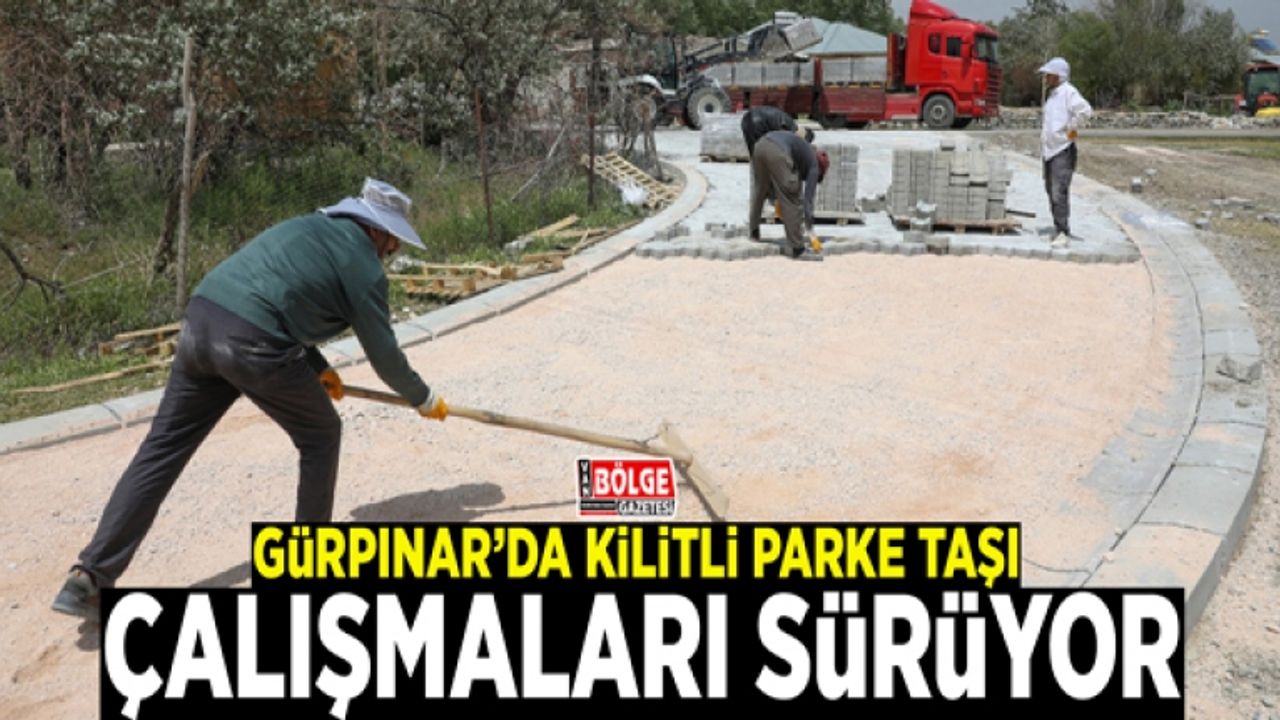 Gürpınar’da kilitli parke taşı çalışmaları sürüyor