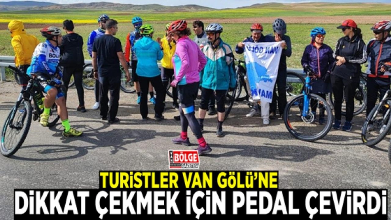 Turistler Van Gölü’ne dikkat çekmek için pedal çevirdi