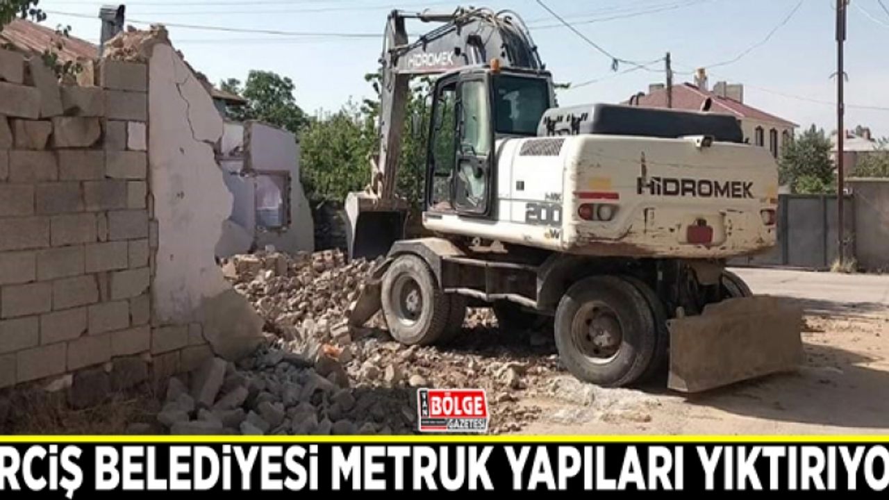Erciş Belediyesi metruk yapıları yıktırıyor