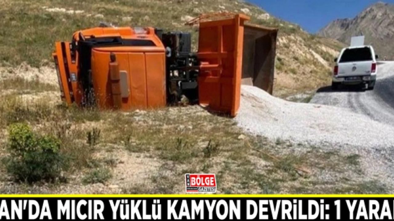 Van'da mıcır yüklü kamyon devrildi: 1 yaralı