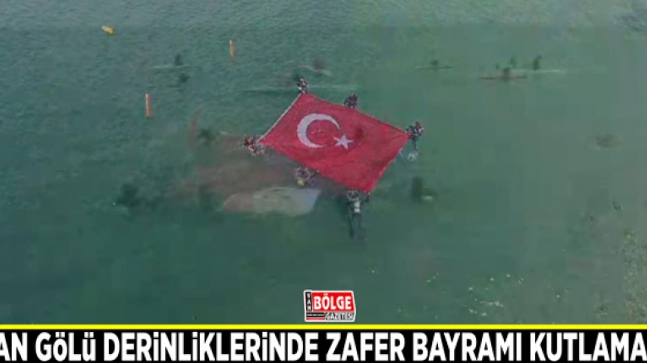 Van Gölü derinliklerinde Zafer Bayramı kutlaması