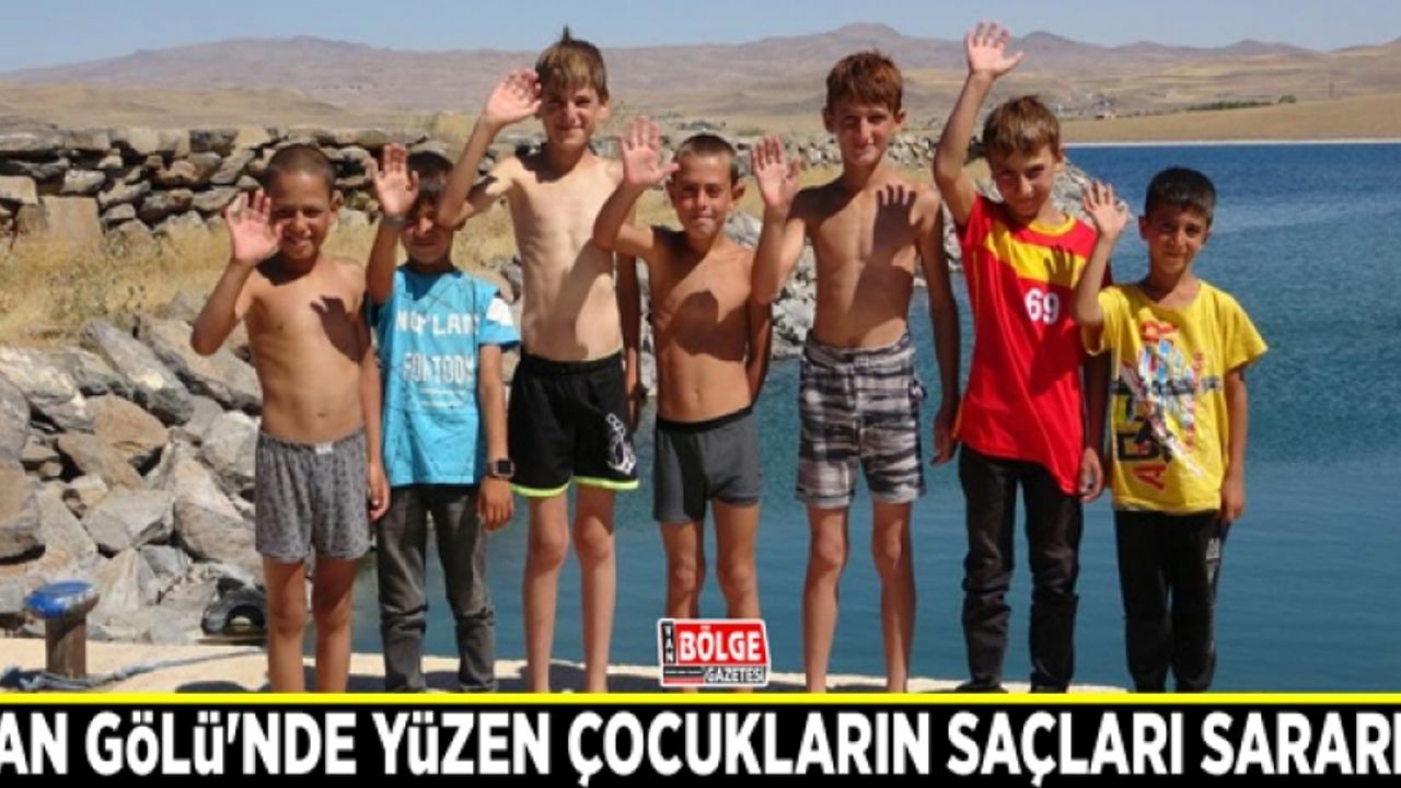Van Gölü'nde yüzen çocukların saçları sarardı