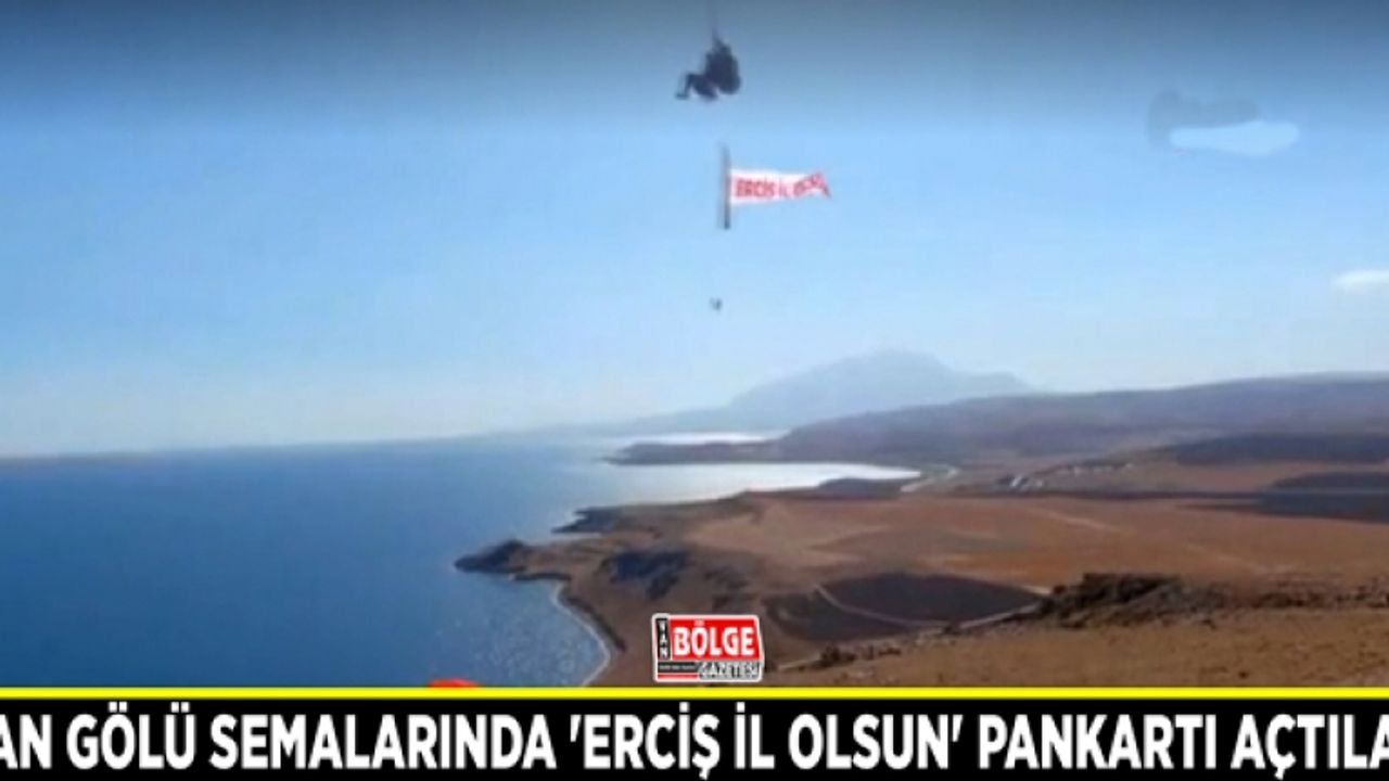 Van Gölü semalarında ‘Erciş il olsun’ pankartı açtılar