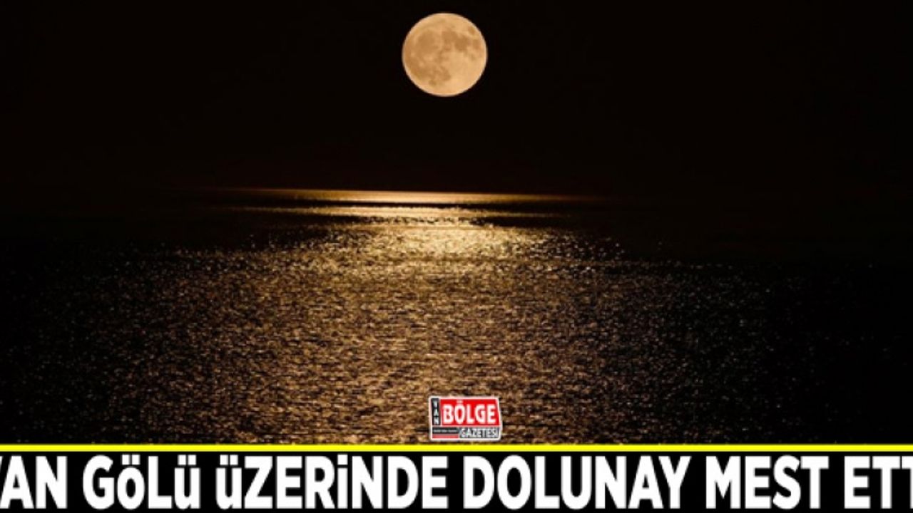 Van Gölü üzerinde dolunay mest etti