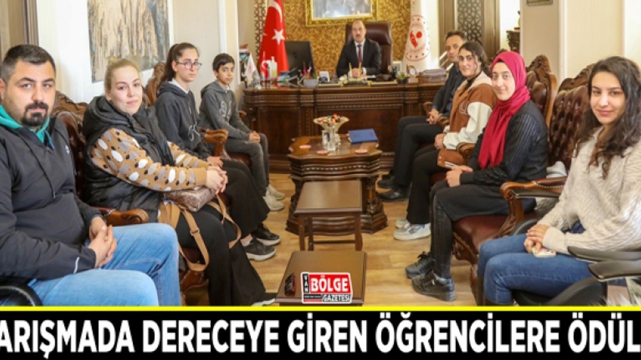 Kitap okuma yarışmasında  dereceye giren öğrencilere ödül