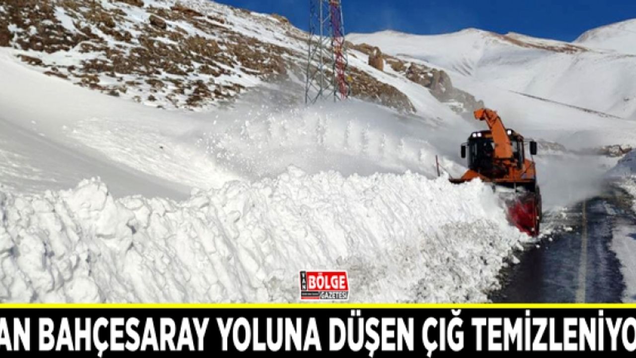 Van Bahçesaray yoluna düşen çığ temizleniyor