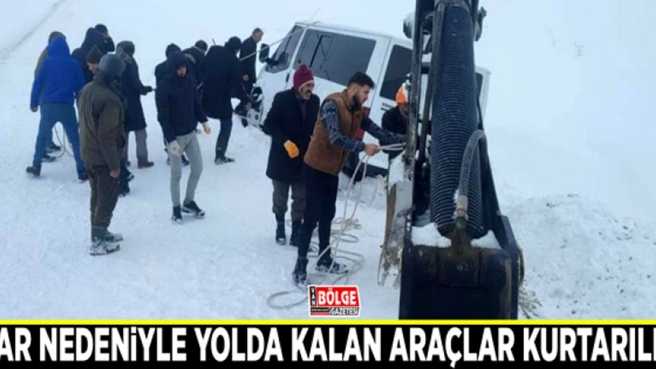 Özalp'ta kar nedeniyle yolda kalan araçlar kurtarıldı