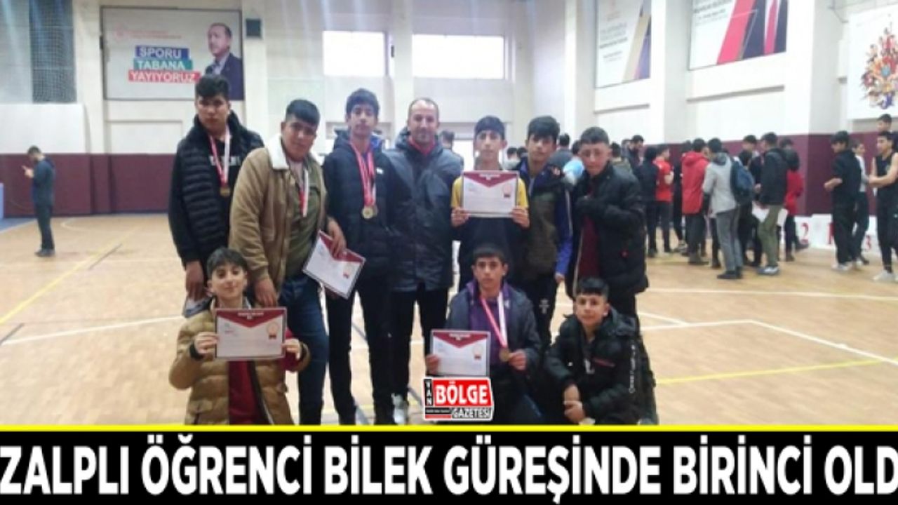 Özalplı öğrenci bilek güreşinde birinci oldu