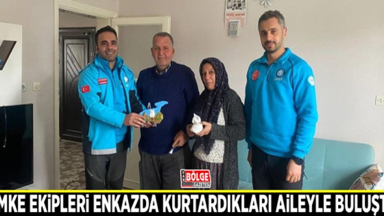 UMKE ekipleri enkazda kurtardıkları aileyle buluştu