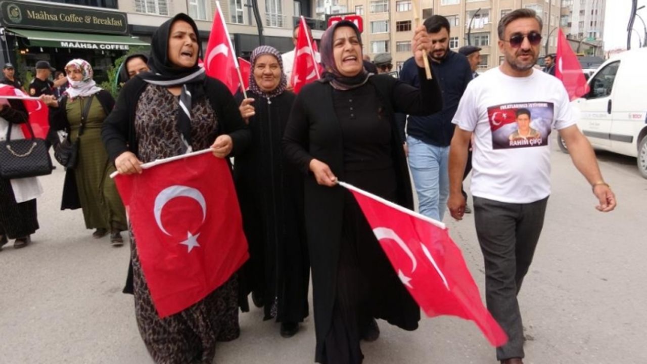 Van'da ailelerin evlat nöbeti sürüyor