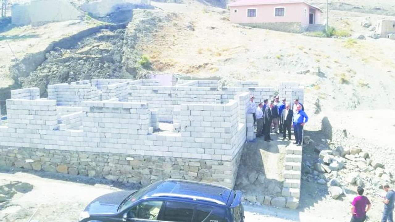 Gürpınar Belediyesi konteynerde yaşayan aileye ev yaptı