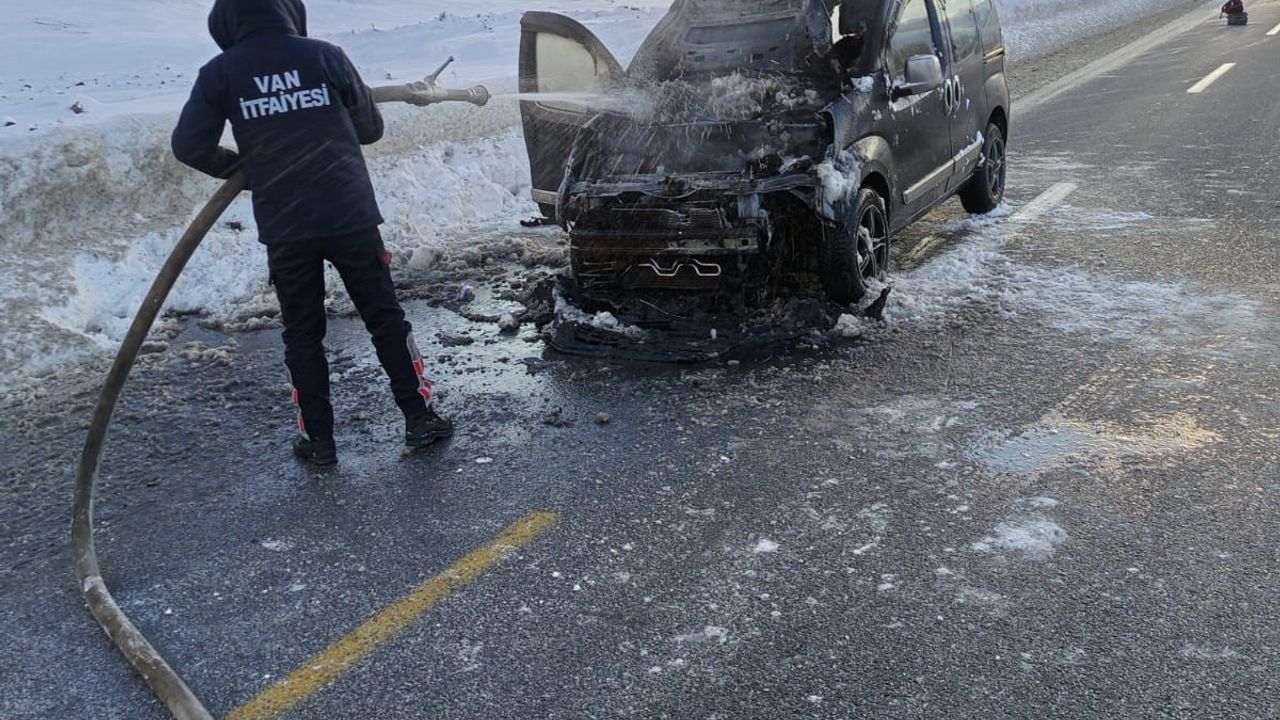 Yolda Giden Araçta Alev Paniği