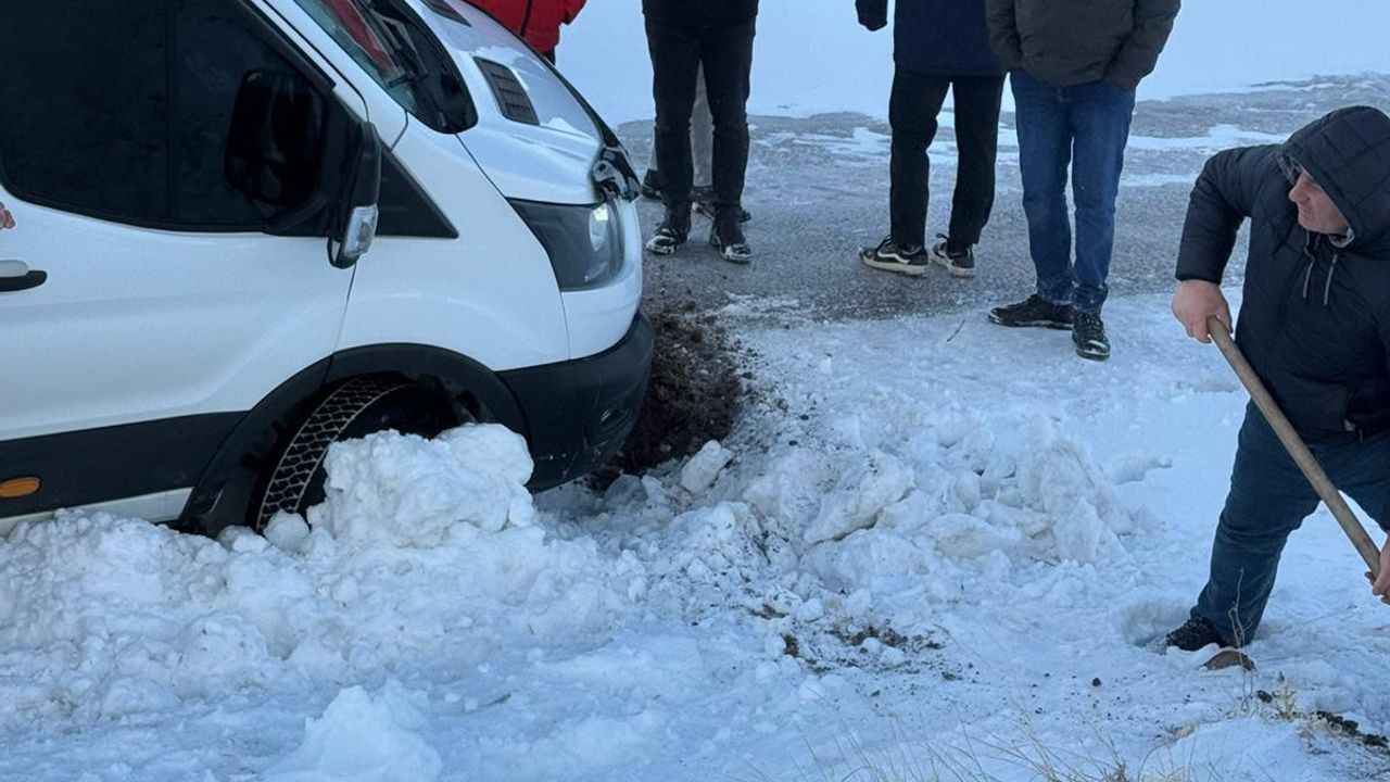 Van'da 16 Öğretmeni Taşıyan Servis Aracında Şoke Eden Kriz!