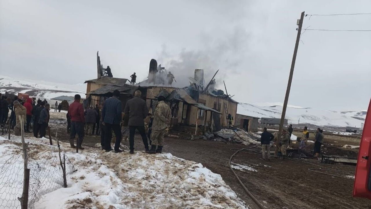 Van'da Bayram Günü Korkutan Yangın: 5 Kişilik Aile Evsiz Kaldı mı?