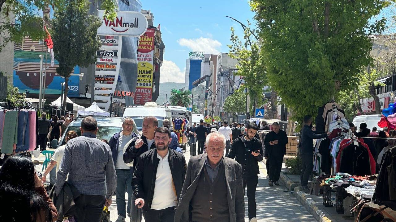 Van’da Ana Cadde Araç Trafiğine Kapatıldı
