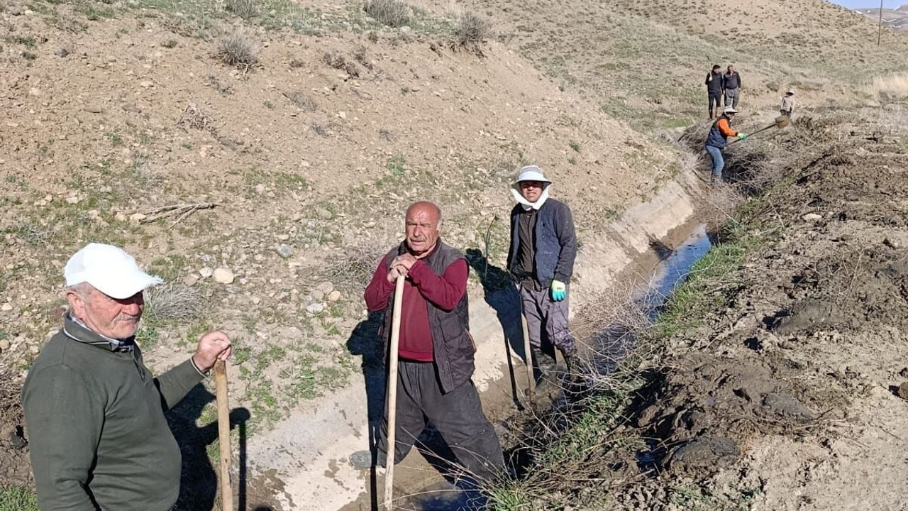 Van'da Köylüler Sulama İçin Birlikte Mi Seferber Oldu?