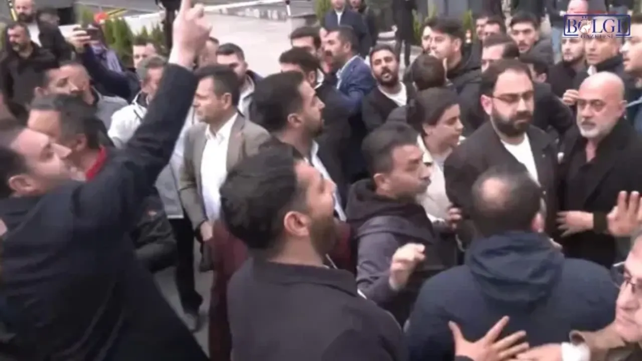 CHP Genel Merkezi’nde  gerginlik: Partililer arasında arbede çıktı