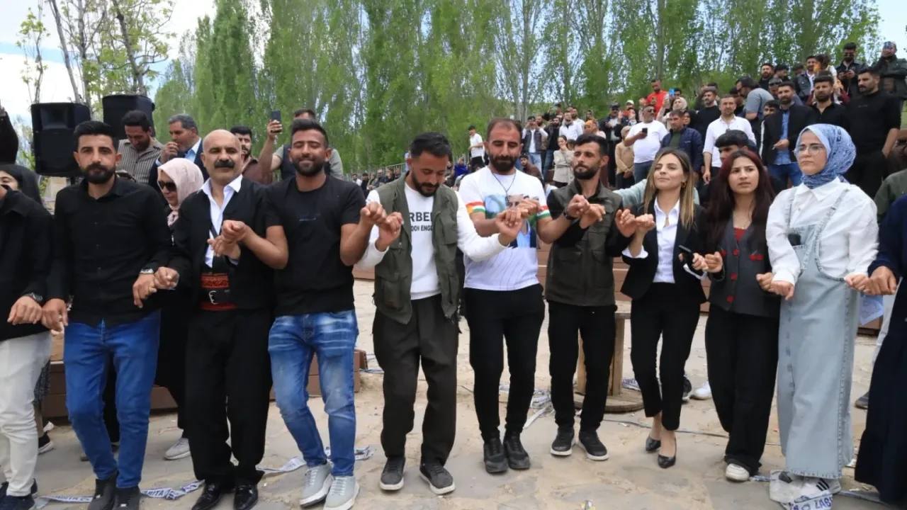 Hemê Hecî ve dengbêjler Muradiye'de sahne aldı: On binlerce kişi halay çekti
