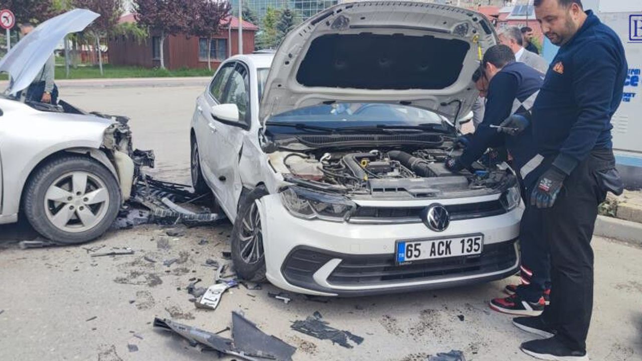 Van'da trafik kazasında  2 araç çarpıştı: 1 yaralı